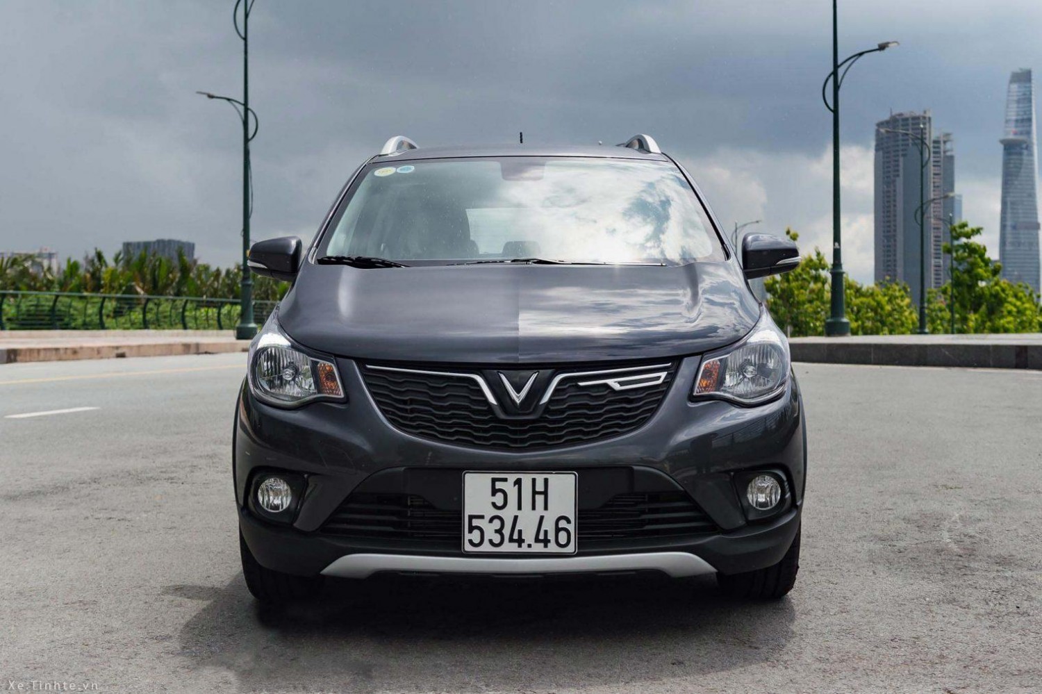 Tại thị trường Việt Nam, VinFast Fadil nằm ở phân khúc hatchback 5 cửa cỡ nhỏ luôn rất được ưa chuộng bởi mức giá rẻ dễ tiếp cận với các gia đình trẻ, đồng thời phù hợp cho việc kinh doanh dịch vụ. Tuy nhiên đây cũng là phân khúc có tính cạnh tranh cao.