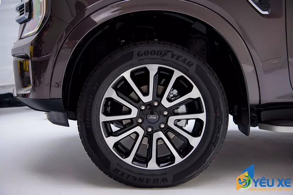 ford everest platinum 13 5713